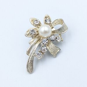 4/24$  Bow floral brooch pin with rhinestones and a faux pearl
